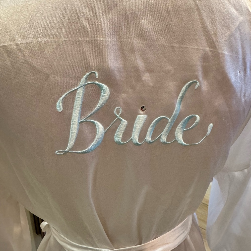 BRIDE White Silky Embroidered Robe - Picture 5 of 6